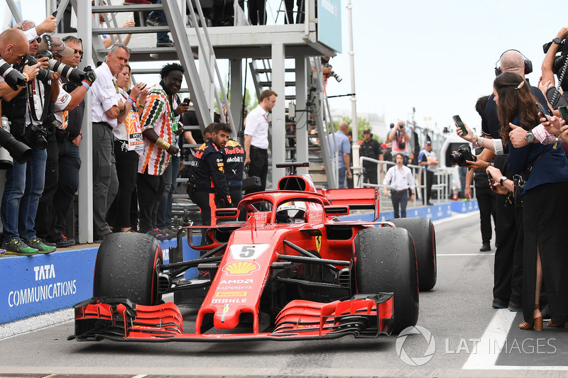 Il vincitore della gara Sebastian Vettel, Ferrari SF71H, arriva nel parco chiuso