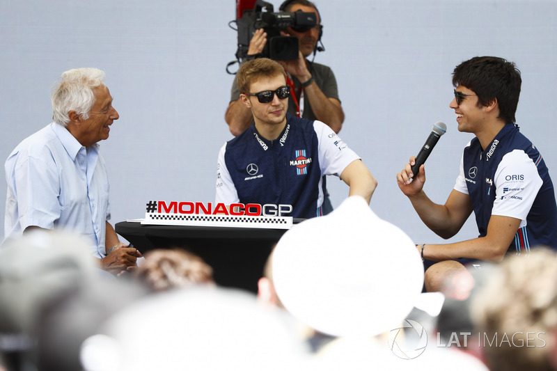 Bob Constanduros discute avec Lance Stroll, Williams Racing, et Sergey Sirotkin, Williams Racing, sur scène