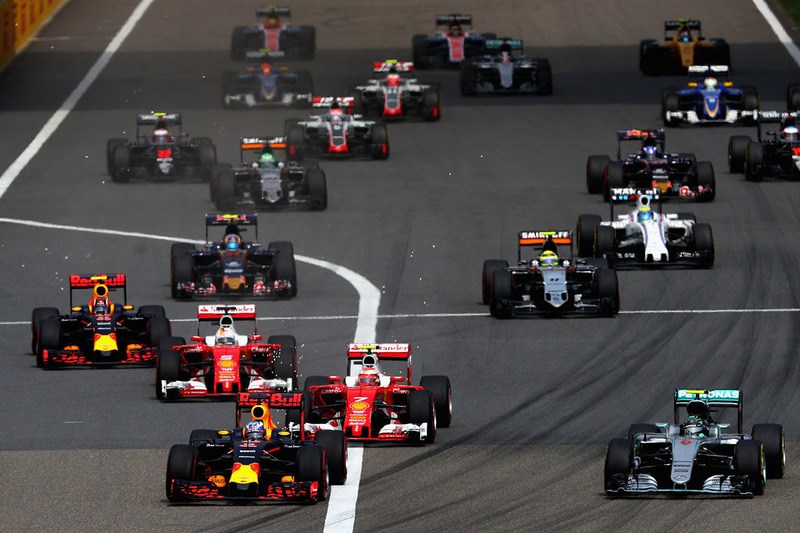 Daniel Ricciardo, Red Bull Racing RB12, lidera la carrera.