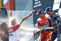 Переможець гонки Андреа Янноне, Ducati Team, третє місце Хорхе Лоренcо, Yamaha Factory Racing, Джідж