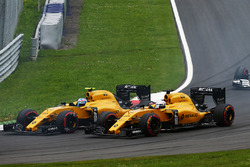 Jolyon Palmer en Kevin Magnussen, Renault Sport F1 Team RS16 bij de start