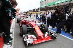 Друге місце Себастьян Феттель, Ferrari SF16-H заїзжає у закритий парк