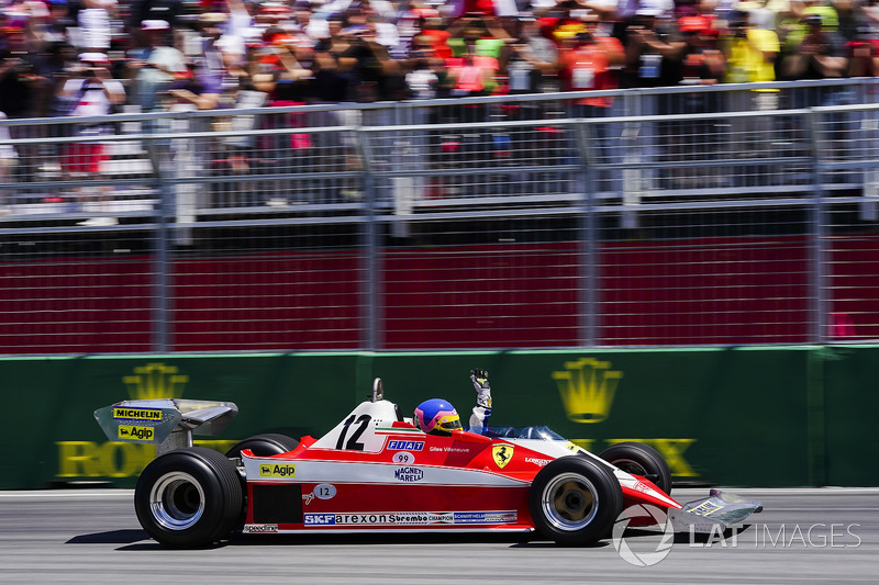 Jacques Villeneuve guida la Ferrari 312T3 del padre Gilles Villeneuve, in un giro di parata