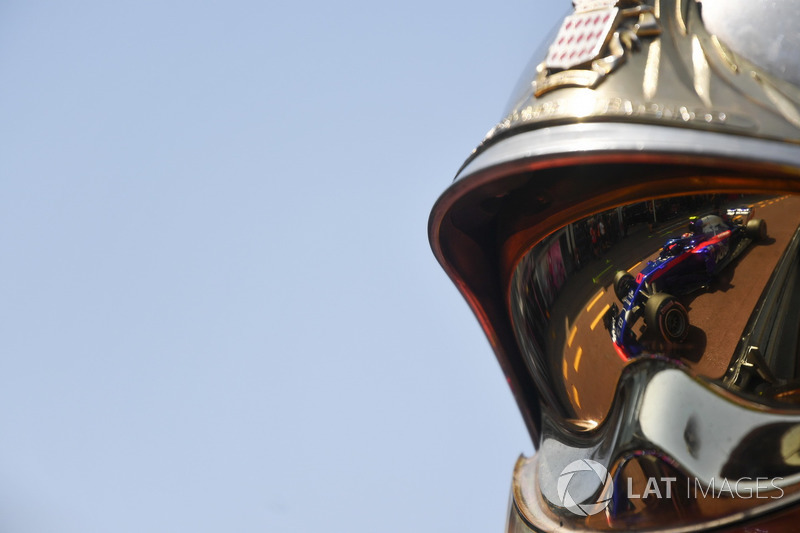 Pierre Gasly, Scuderia Toro Rosso STR13 reflejado en un casco de bombero