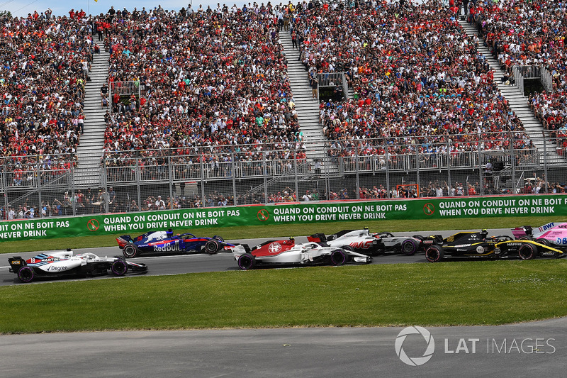 Charles Leclerc, Sauber C37 at the start of the race