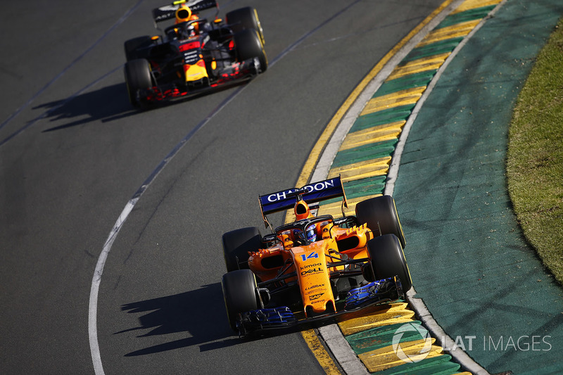 Fernando Alonso, McLaren MCL33 Renault, Max Verstappen, Red Bull Racing RB14 Tag Heuer
