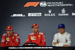 Pole pozisyonu galibi Sebastian Vettel, Ferrari, 2. Kimi Raikkonen, Ferrari, 3. Valtteri Bottas, Mercedes AMG F1 Basın Toplantısı