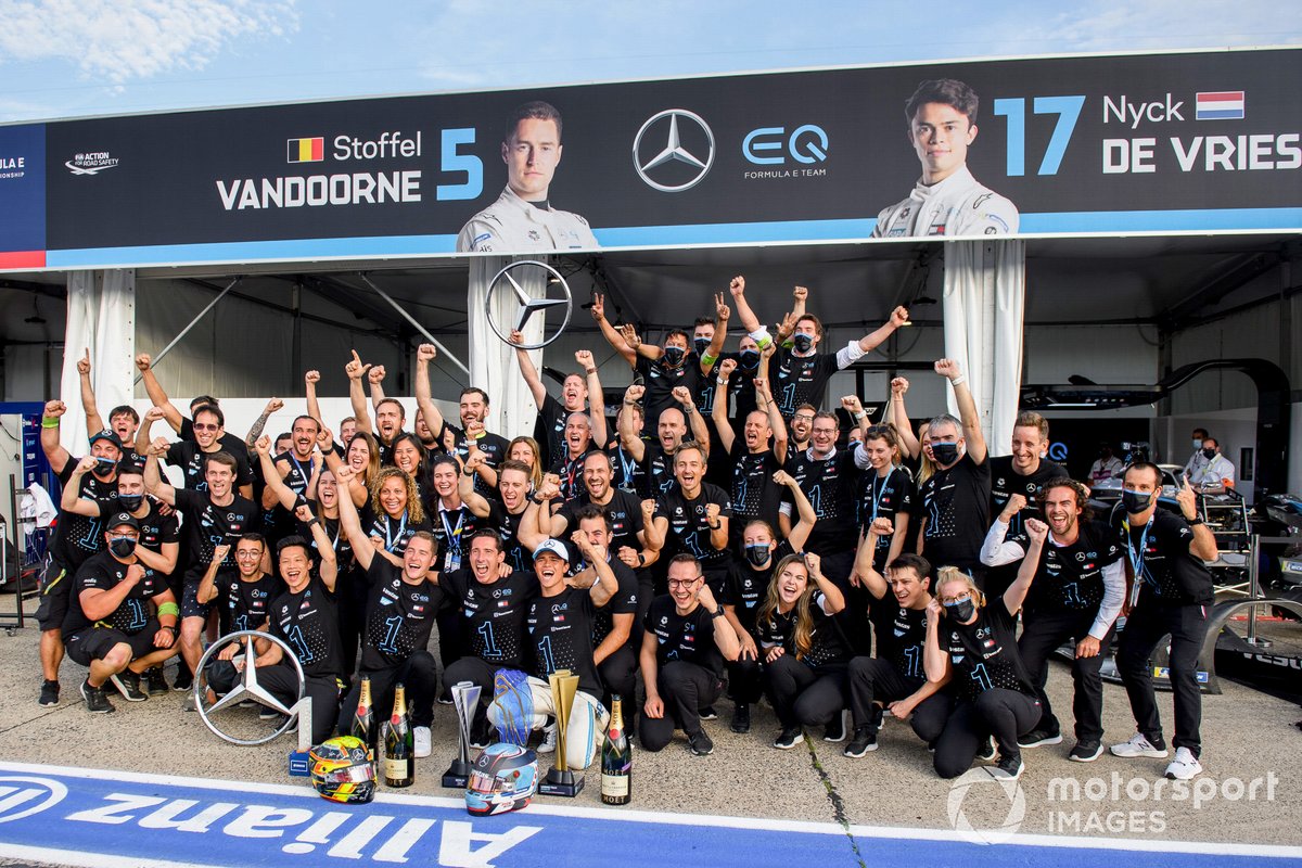 Mercedes-EQ Team merayakan kesuksesan gelar juara dunia pembalap Formula E 2021 yang direbut oleh Nyck de Vries.
