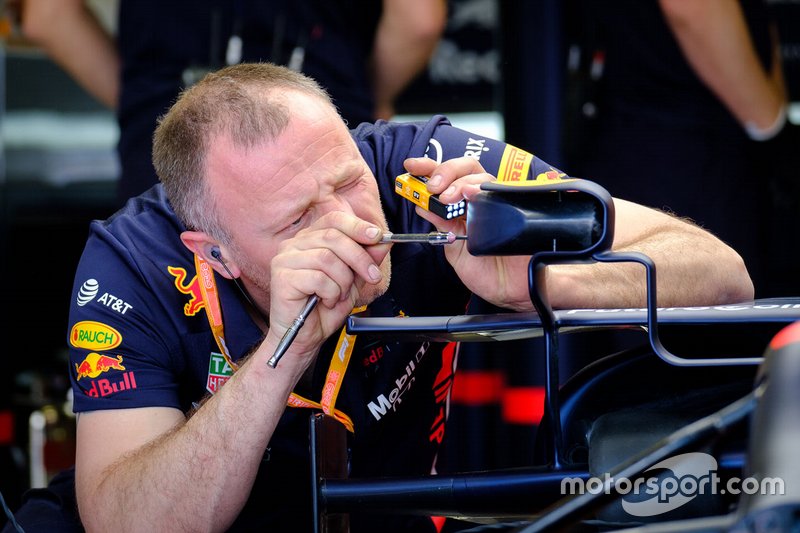 Un membre de Red Bull Racing au travail sur un rétroviseur de la voiture de Max Verstappen, Red Bull Racing RB15