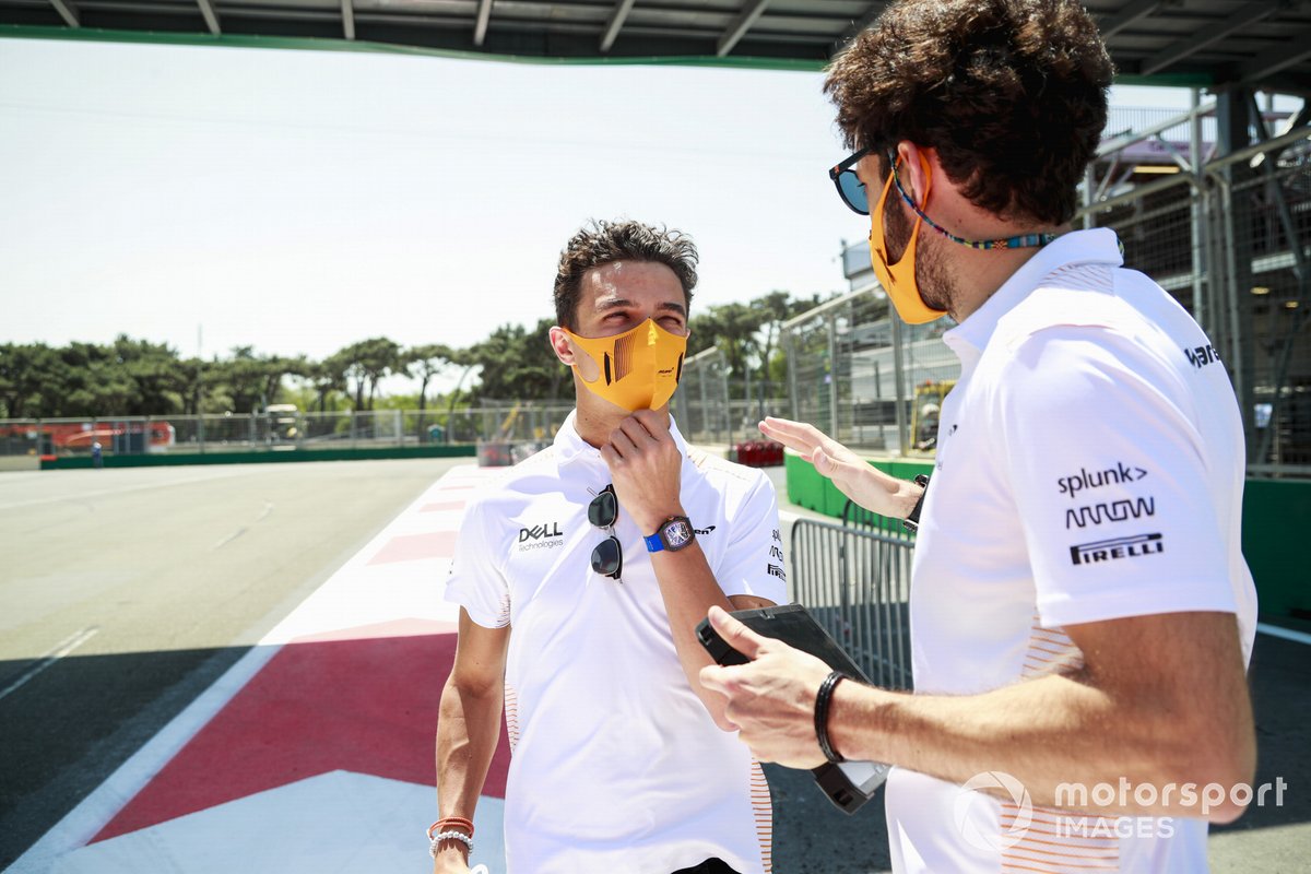 Lando Norris, McLaren berjalan di trek