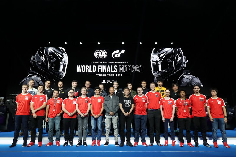 Lewis Hamilton y Kazunori Yamauchi posan para una fotografía con los competidores antes de la carrera Pro-Am el 22 de noviembre de 2019 en Monte-Carlo, Mónaco. (Foto de Jack Thomas - Gran Turismo/Gran Turismo vía Getty Images)