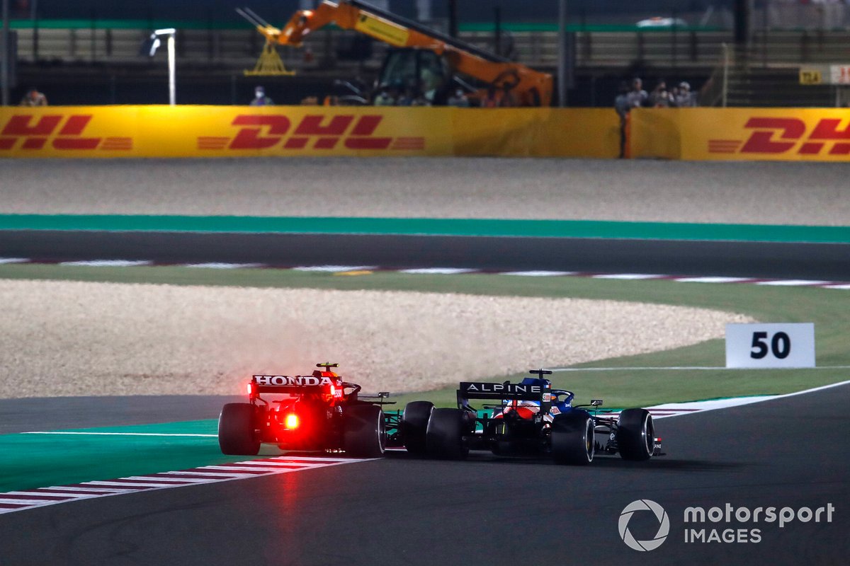 Fernando Alonso, Alpine A521, bersaing dengan Sergio Perez, Red Bull Racing RB16B