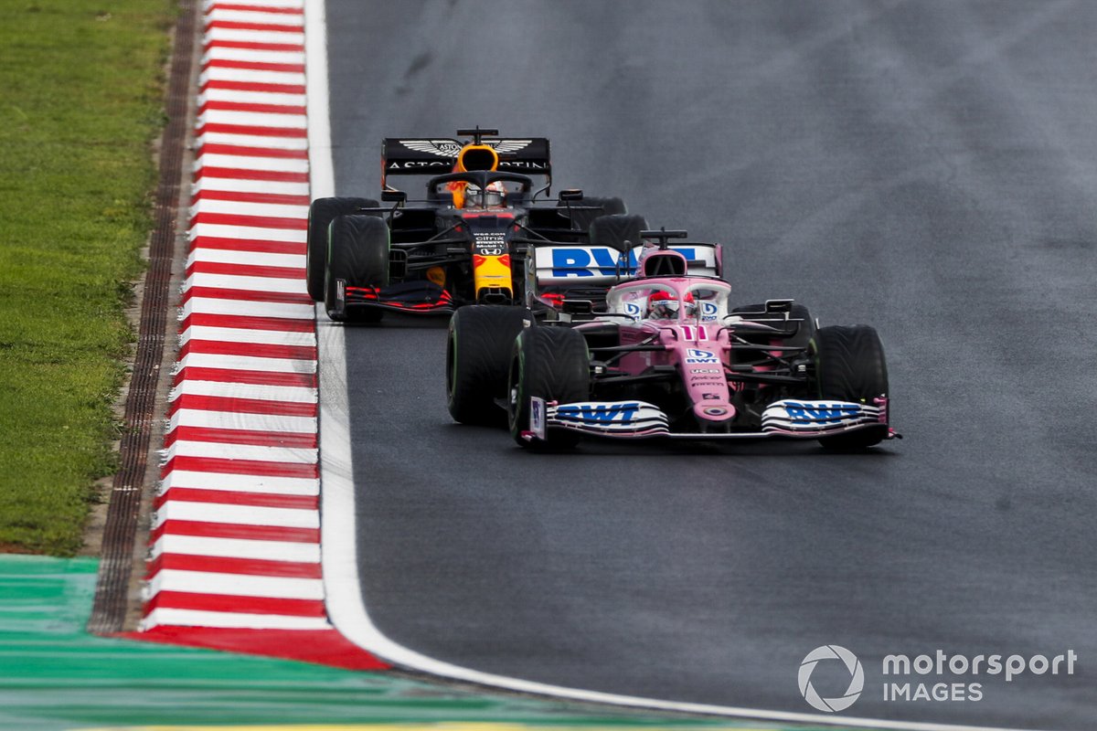 Sergio Perez, Racing Point RP20, berada di depan Max Verstappen, Red Bull Racing RB16, dalam sebuah balapan di F1 2020 lalu.