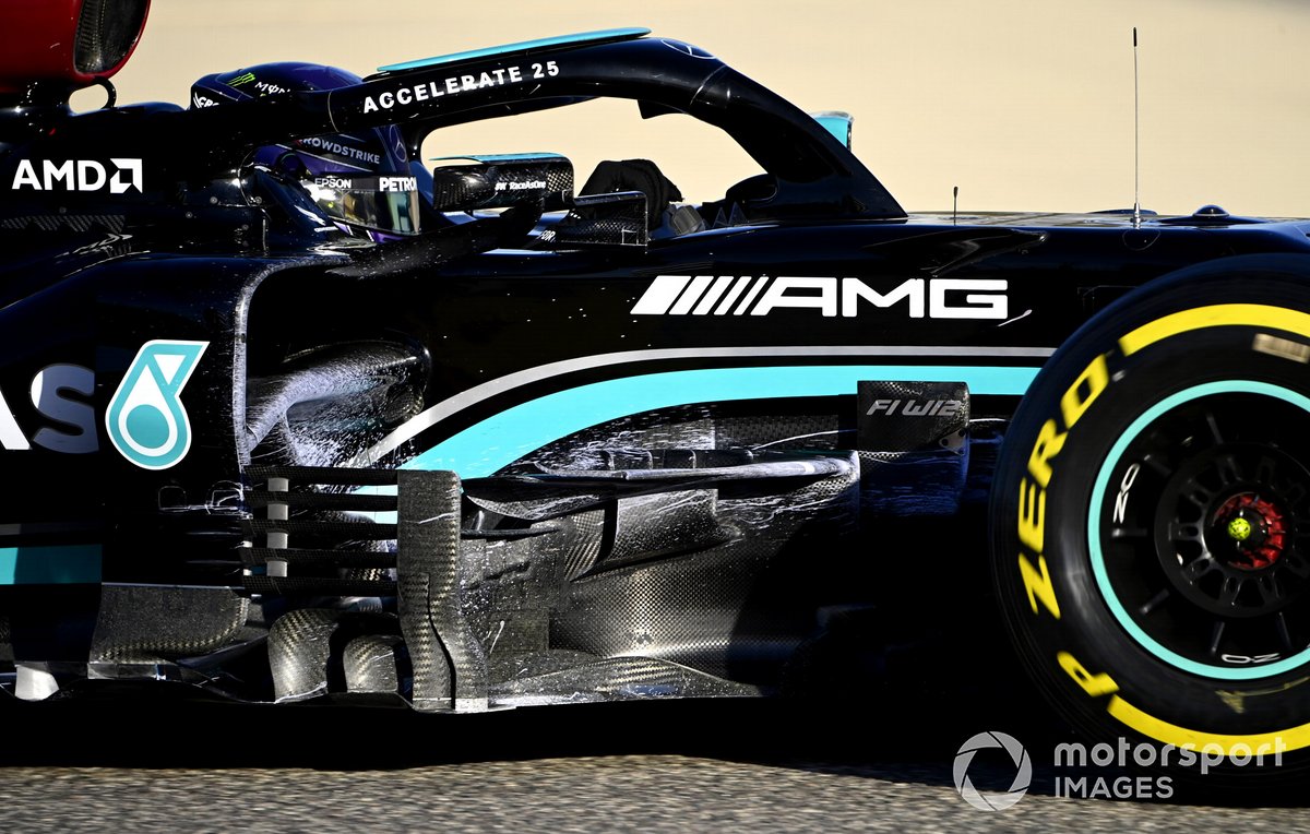 Lewis Hamilton mencoba sasis Mercedes F1 W12 dalam tes pramusim F1 di Bahrain, pekan lalu.