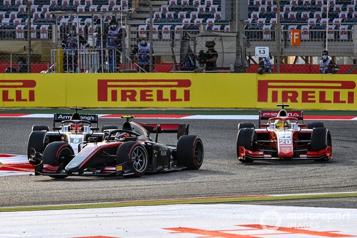 Callum Ilott, UNI-Virtuosi berada di depan Mick Schumacher (kanan), Prema Racing dan Marcus Armstrong, ART Grand Prix, pada lomba sprint race F2 Sakhir di Sirkuit Bahrain Outer Track, Minggu (6/12/2020).