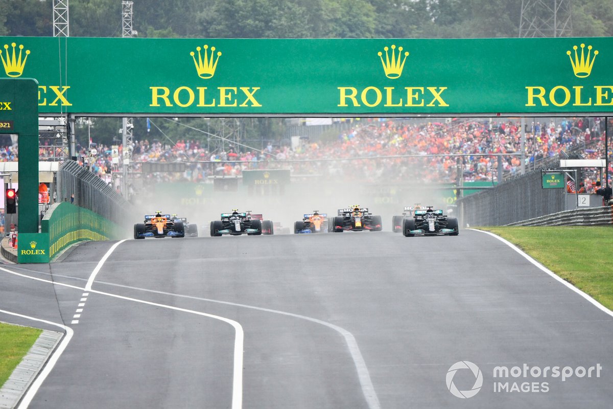 Lewis Hamilton, Mercedes W12, Sergio Perez, Red Bull Racing RB16B, Valtteri Bottas, Mercedes W12, Lando Norris, McLaren MCL35M, and the rest of the field at the start