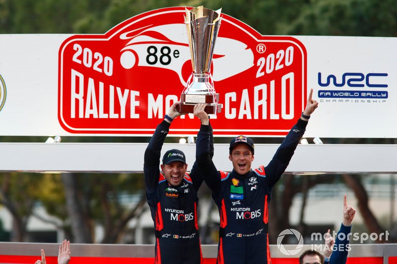 Pereli Hyundai Motorsport, Thierry Neuville, dan navigatornya, Nicolas Gilsoul (kiri), merayakan sukses mereka memenangi Reli Monte Carlo 2020.