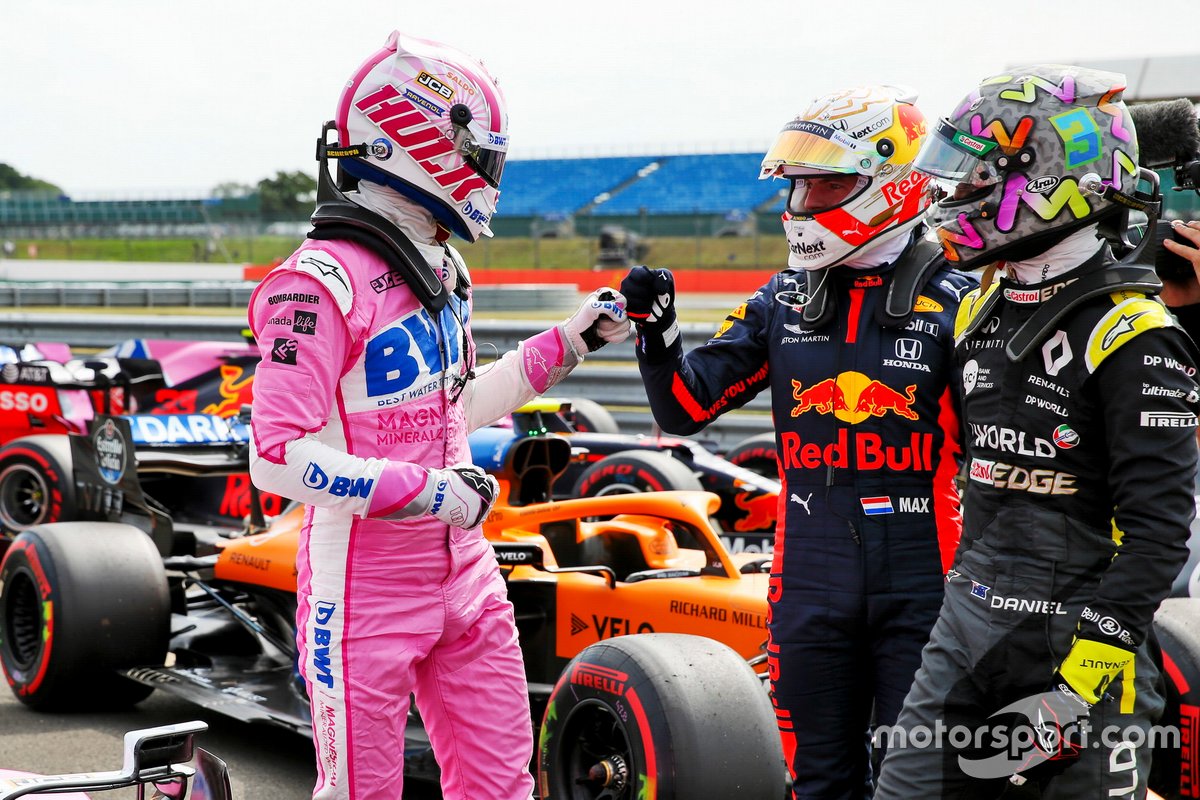 Nico Hulkenberg, Racing Point, es felicitado por Max Verstappen, Red Bull Racing, y Daniel Ricciardo, Renault F1.