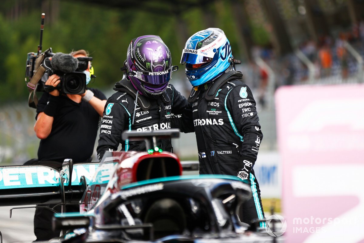 Lewis Hamilton, Mercedes, runner-up, dan Valtteri Bottas, Mercedes, posisi ketiga, di Parc Ferme usai balapan F1 GP Styria.