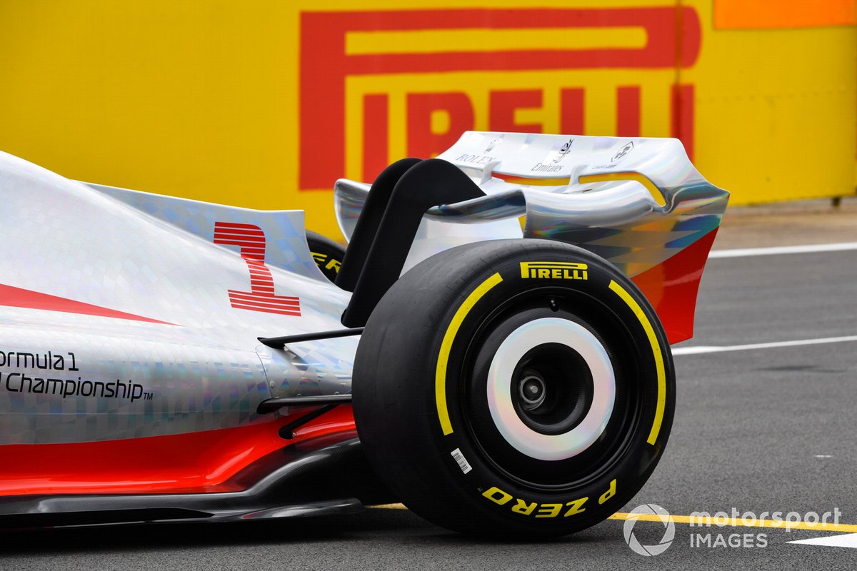 Mobil Formula 1 2022 diluncurkan di Silverstone. Detail sayap belakang