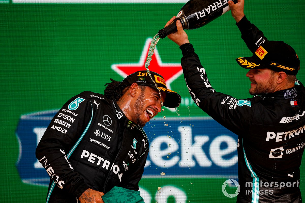 Hamilton dolblij met de overwinning in Brazilië