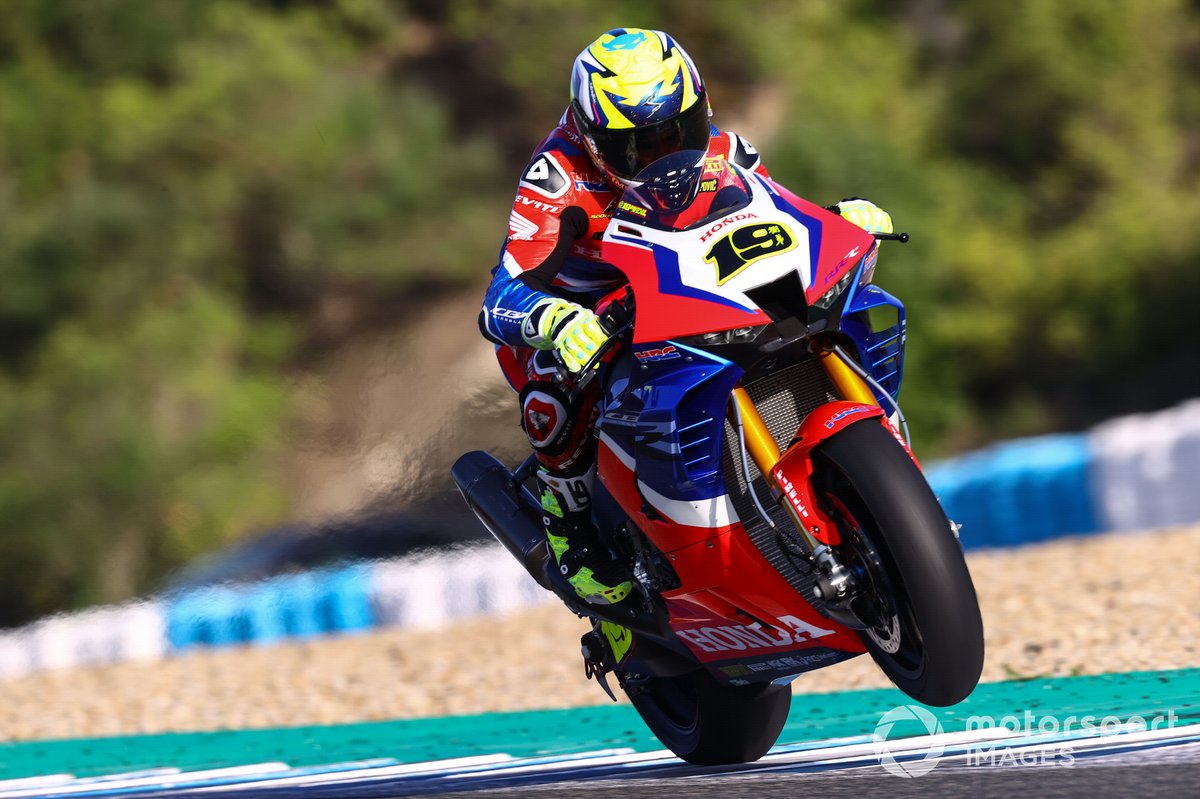 Alvaro Bautista dari Team HRC saat menguji Honda CBR1000RR-R SP Fireblade terbaru untuk WSBK musim ini.