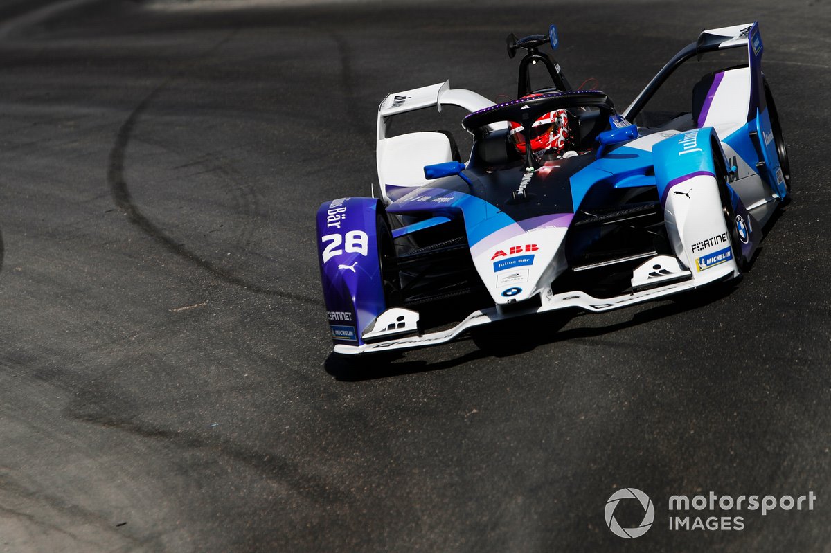 Pembalap Tim BMW i Andretti Motorsport, Maximilian Gunther, menggener BMW iFE.21 di Diriyah E-Prix, lomba pertama Kejuaraan Dunia Formula E 2020-21 di Arab Saudi, pekan lalu.