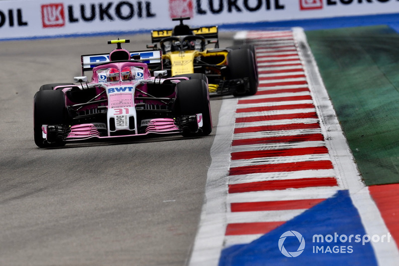 Esteban Ocon, Racing Point Force India VJM11 et Nico Hulkenberg, Renault Sport F1 Team R.S. 18