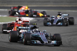 Valtteri Bottas, Mercedes AMG F1 W08; Sebastian Vettel, Ferrari SF70H; Lewis Hamilton, Mercedes AMG
