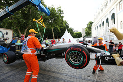 De Mercedes AMG F1 W07 Hybrid van Lewis Hamilton, Mercedes AMG F1 na crash