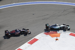 Lewis Hamilton, Mercedes AMG F1 Team W07, vor Max Verstappen, Scuderia Toro Rosso STR11