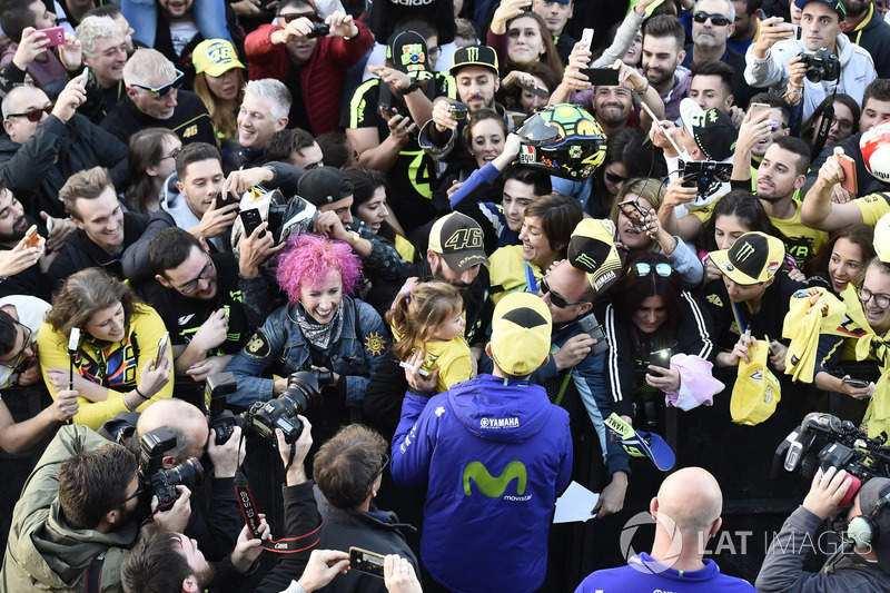 Valentino Rossi, Yamaha Factory Racing con sus fans