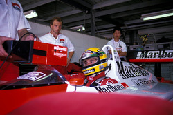 Josef Leberer, McLaren Fisioterapeuta vigila a Ayrton Senna, McLaren mientras se sienta en la cabina de su auto