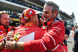 Pole pozisyonu galibi Sebastian Vettel, Ferrari, Maurizio Arrivabene, Ferrari Takım Patronu