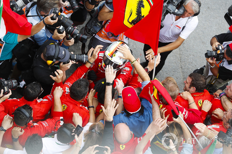 Переможець Себастьян Феттель, Ferrari святкує у закритому парку