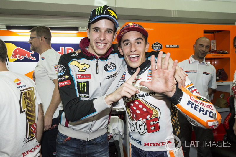 Чемпіон світу MotoGP 2017 року Марк Маркес, Repsol Honda Team, та Алекс Маркес, Marc VDS