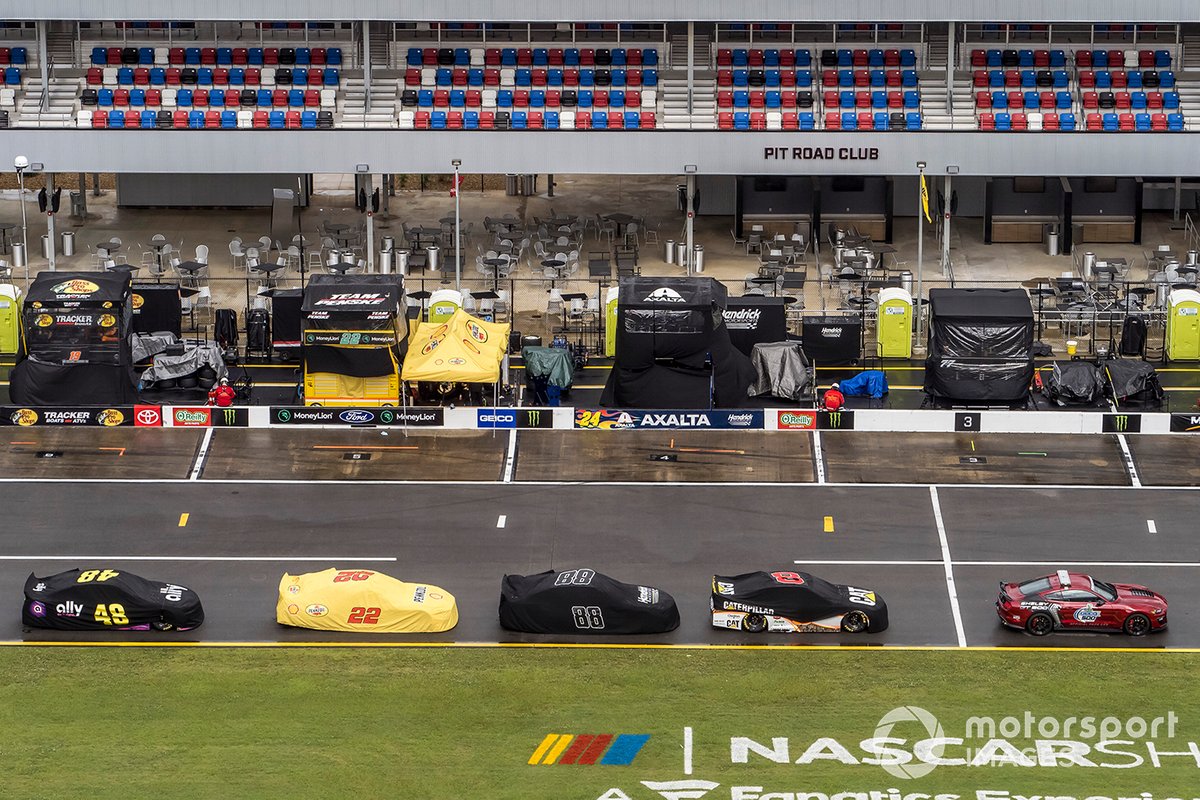 Mobil-mobil Nascar Cup di dalam pit sebelum balapan musim 2020.
