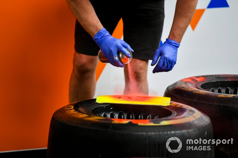 Механик McLaren наносит маркировку на шины Pirelli