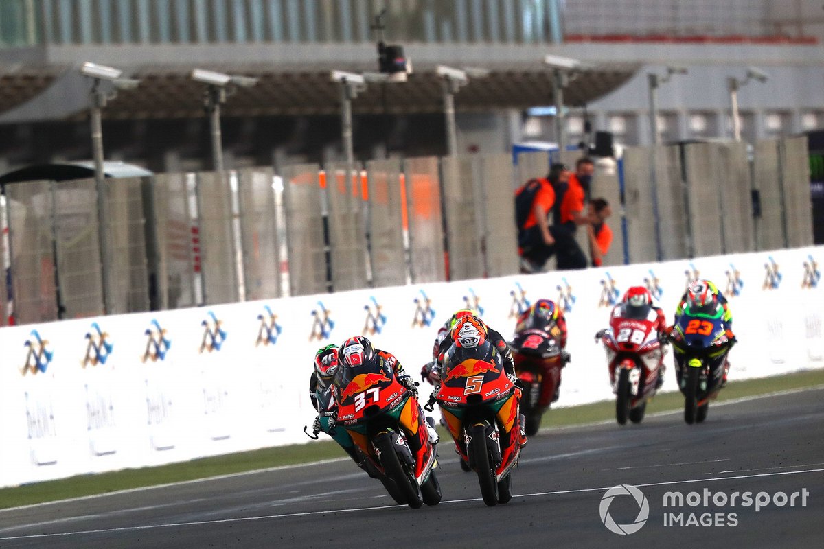 Pedro Acosta (kiri) berduel sengit dengan rekan setimnya di Red Bull KTM Ajo, Jaume Masia (kanan), dalam lomba Moto3 Qatar, akhir pekan lalu. Di GP Doha, Minggu (4/4/2021) nanti, keduanya akan berusaha mengulang sukses finis 1-2 pada balapan sebelumnya.