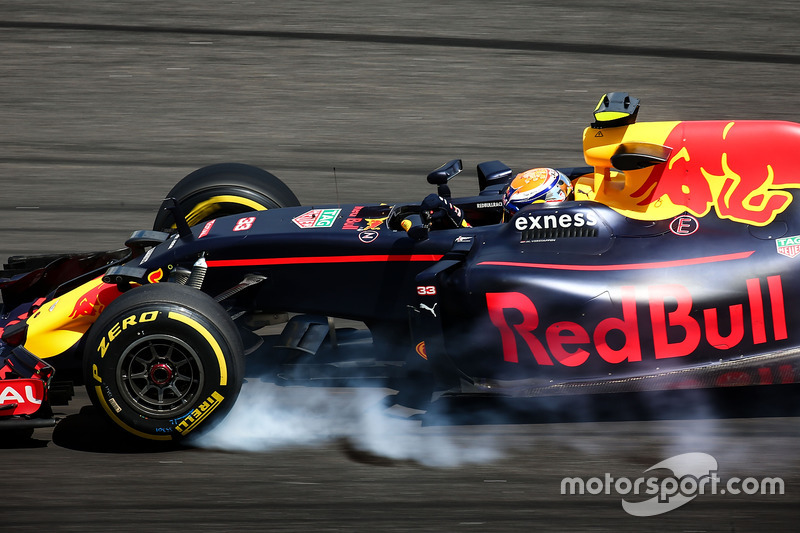 Max Verstappen, Red Bull Racing RB12 va al bloccaggio in frenata