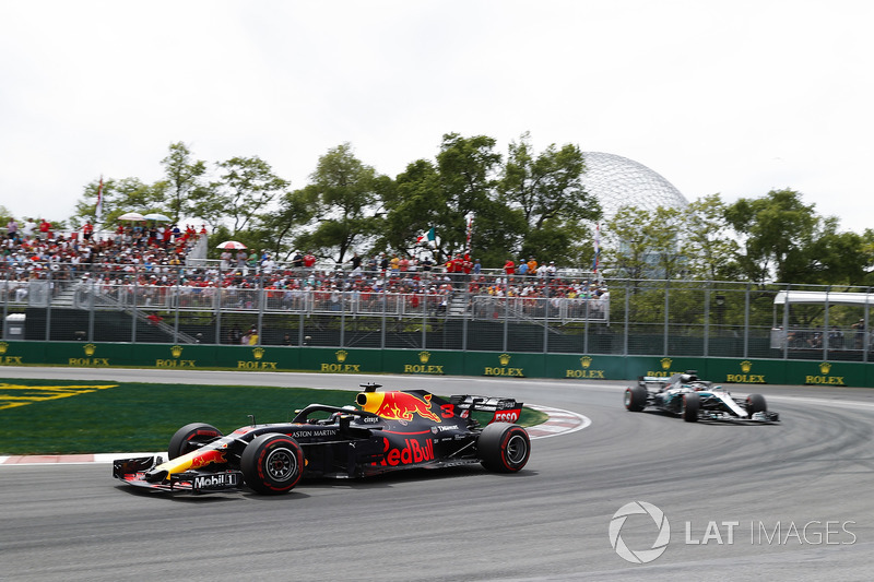 Даніель Ріккадо, Red Bull Racing RB14, попереду Льюіса Хемілтона, Mercedes AMG F1 W09