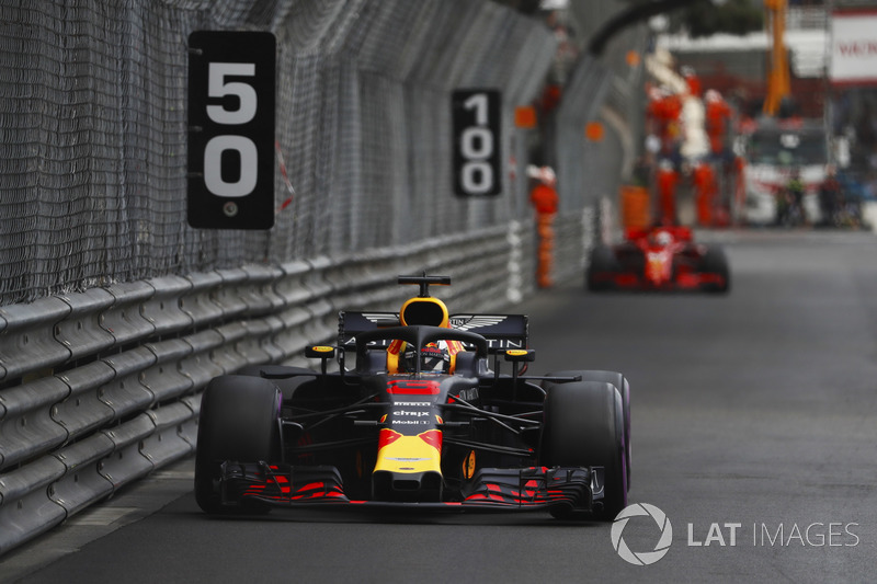 Даніель Ріккардо, Red Bull Racing RB14 попереду Себастьяна Феттеля, Ferrari SF71H