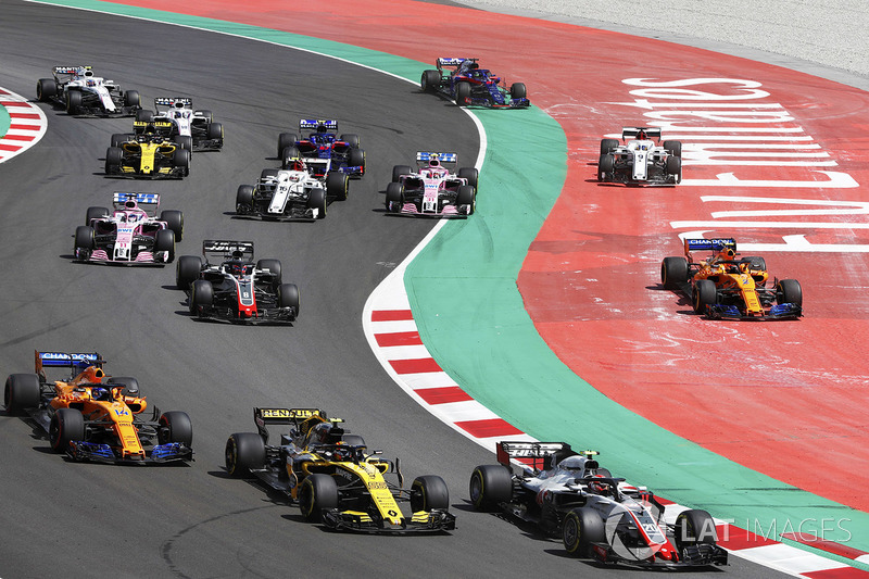 Старт гонки: Кевин Магнуссен, Haas F1 Team VF-18, Карлос Сайнс, Renault Sport F1 Team RS18, Фернандо Алонсо, McLaren MCL33, Ромен Грожан, Haas F1 Team VF-18, Стоффель Вандорн, McLaren MCL33, и Маркус Эрикссон, Alfa Romeo Sauber C37