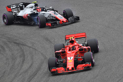 Kimi Raikkonen, Ferrari SF71H VE Kevin Magnussen, Haas F1 Team VF-18