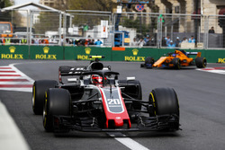 Кевин Магнуссен, Haas F1 Team VF-18, и Фернандо Алонсо, McLaren MCL33