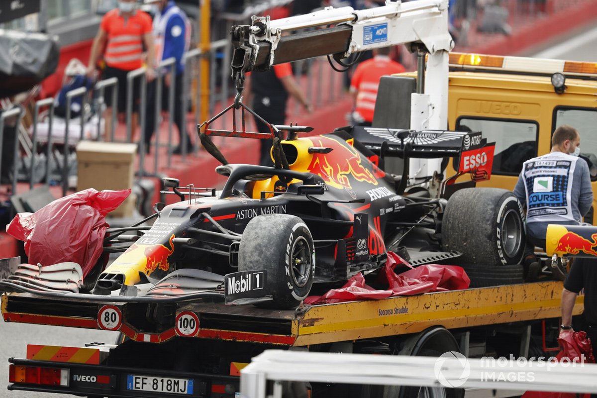 Mobil pembalap Tim Red Bull, Max Verstappen, RB16, diangkut ke pit di GP Emilia Romagna.