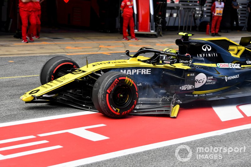 Nico Hulkenberg, Renault R.S. 19, arrive dans la voie des stands avec des dégâts à l'aileron avant