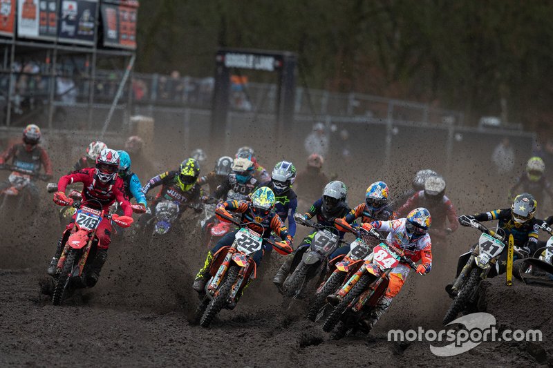 Ki-ka: Tim Gajser (243, Team HRC), Tony Cairoli (222, Red Bull KTM De Carli Factory Racing), dan Jeffrey Herlings (84, Red Bull KTM Factory Racing) saat turun di race 1 lomba MXGP Belanda 2020 di Sirkuit Valkenswaard, awal Maret tahun lalu.