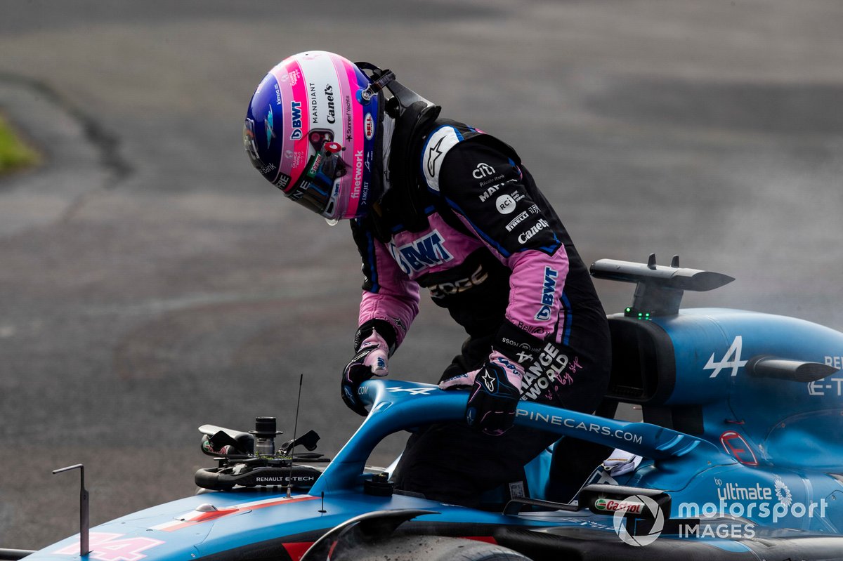 Fernando Alonso, Alpine F1 Team, sale de su coche para retirarse de la carrera
