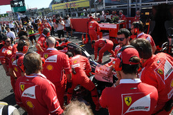 Ferrari mekanikerleri ve teknik sorun yaşayan Sebastian Vettel, Ferrari SF70H